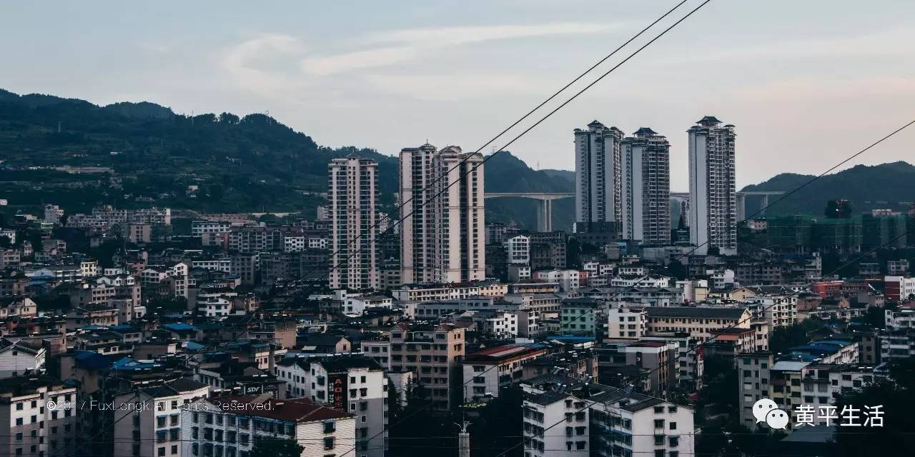 县城西门县城牛场街一角苗里河畔冷屏山下的黄平县城雨过天晴暴风雨