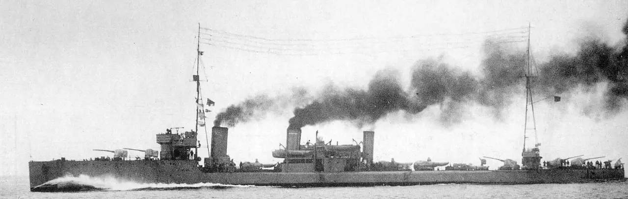 苏联海军的"伊贾斯拉夫"级驱逐舰长99.1米,宽9.