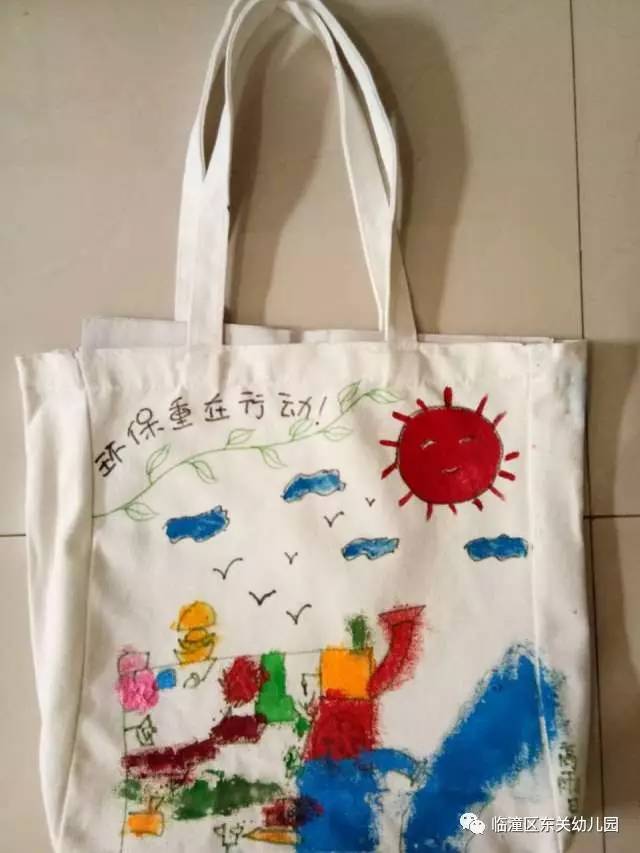 东关幼儿园全体毕业生手持画笔,在精心设计的环保袋上,描绘美丽的梦想