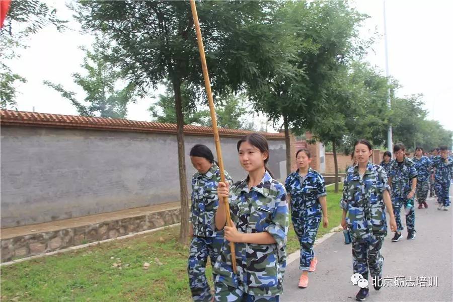 北京轻工技师学院学生军训之拉练篇