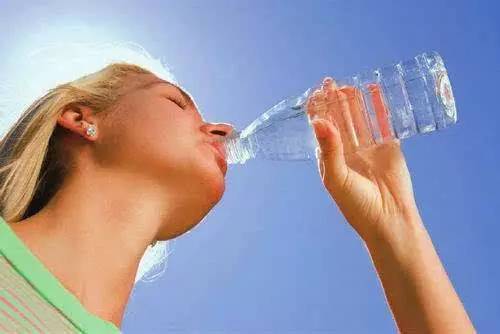 由于夏天气温高,身体缺水速度加快,很多人习惯大口大口地喝水.