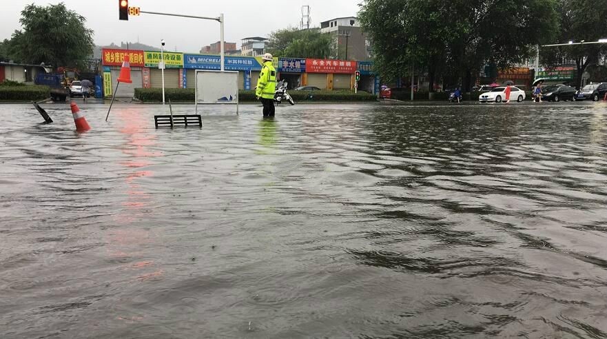 交警提示,雨天路滑,请缓慢驾驶.