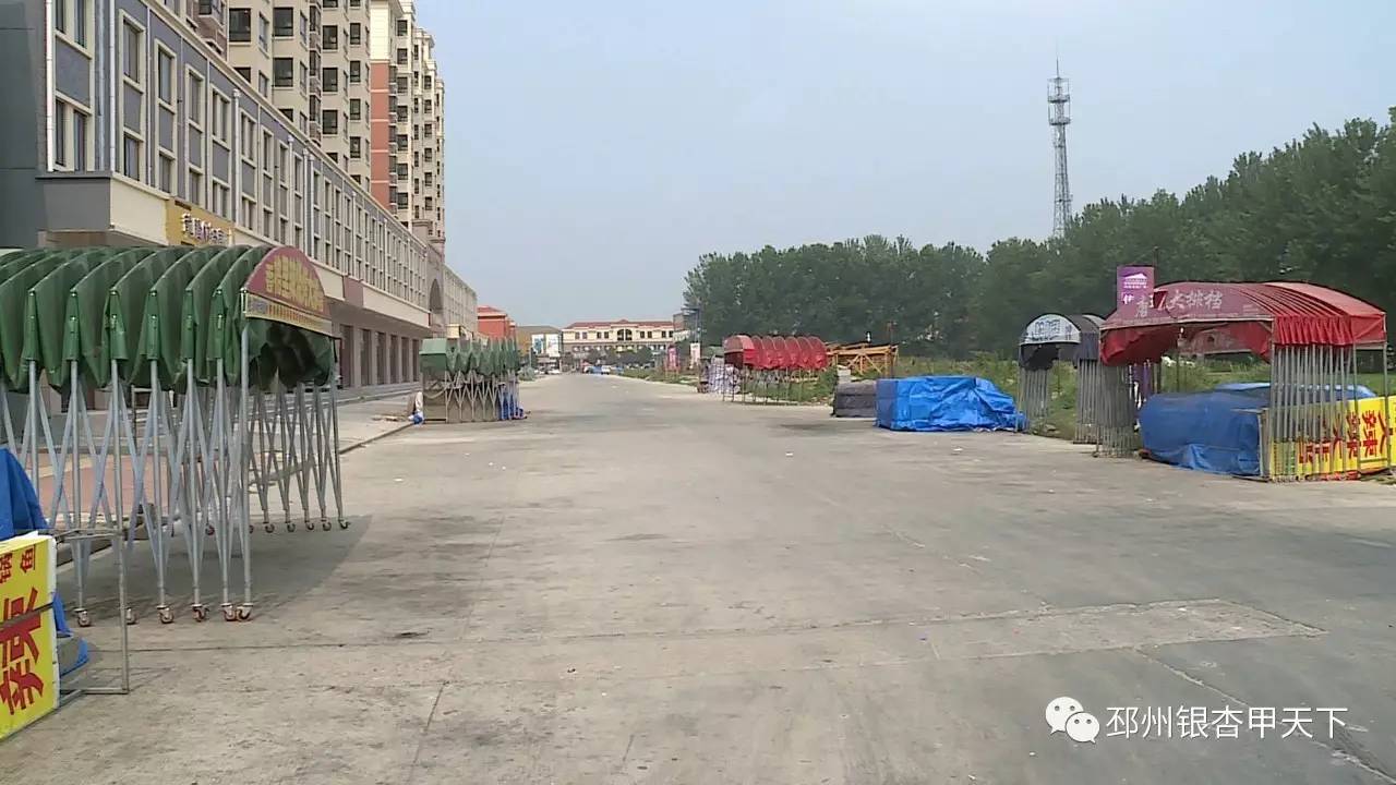 而在八义集镇镇区一些道路两侧充斥垃圾,很多垃圾桶破损严重,个别垃圾