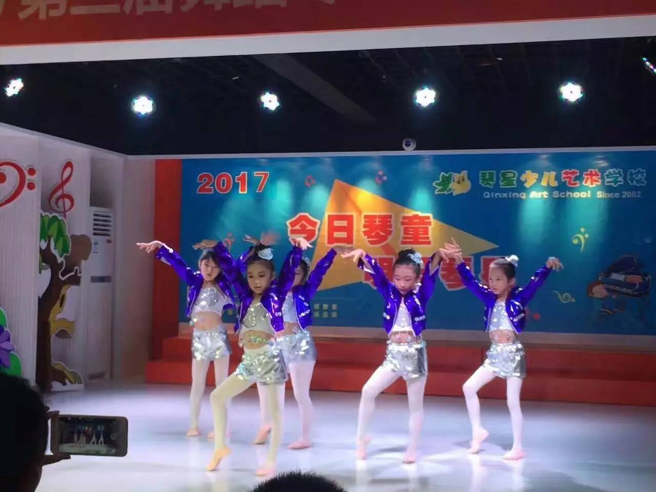 童心舞动五彩缤纷上海琴星少儿艺术学校第三届舞蹈专场汇报演出圆满