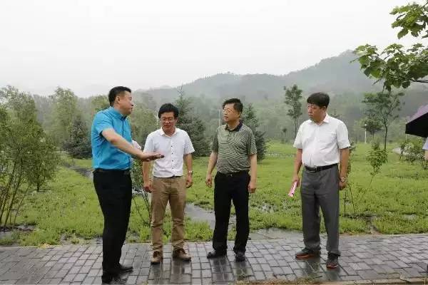 吴世江,杨志强,田全升,宋海田,王琦,钱振权冒雨亲临现场视察工作.