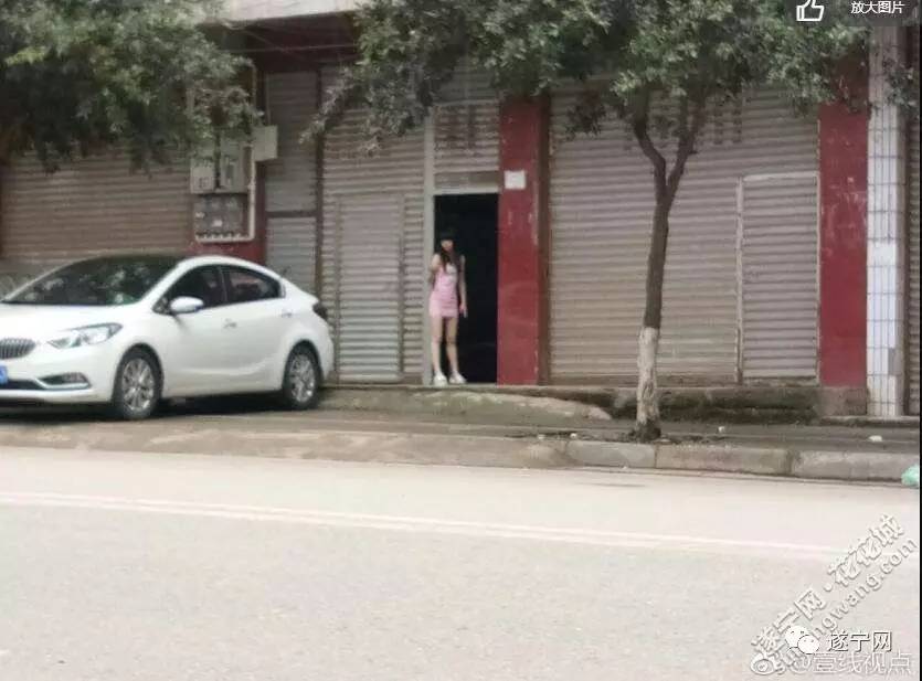 大英多名失足妇女街边拉客,不管走路还是驾车经过都