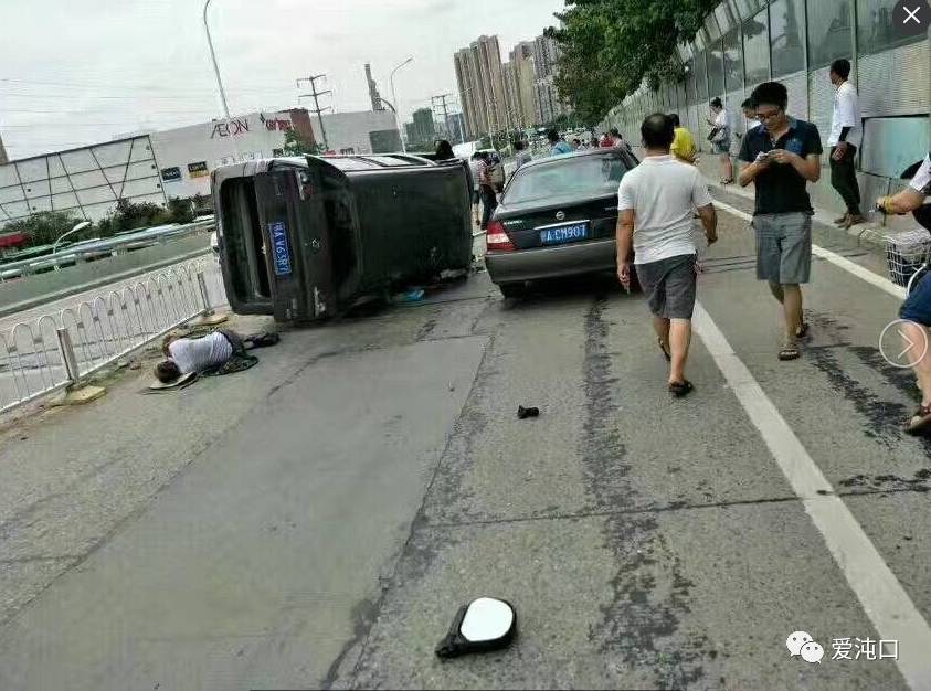 今天突发:武汉永旺超市附近发严重车祸