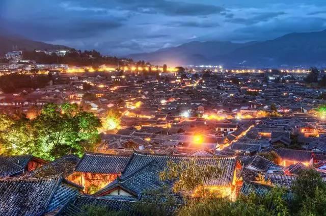 丽江古城夜景全景