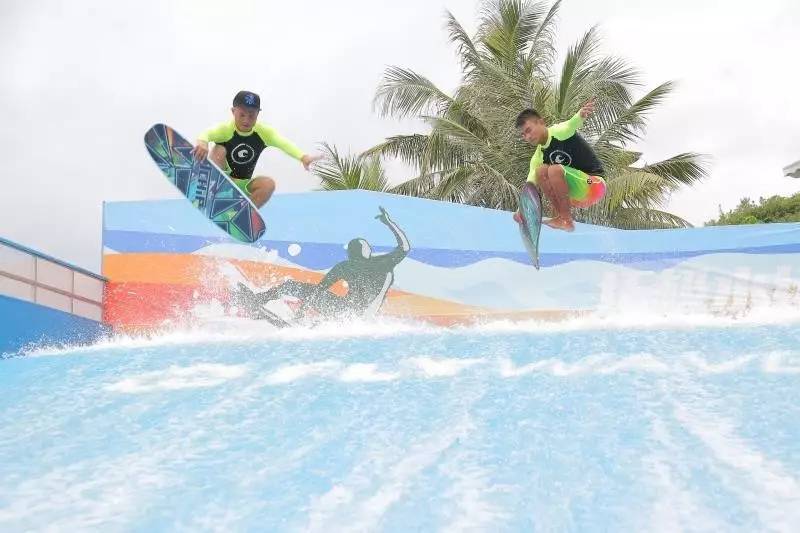深圳南山欢乐海岸椰林沙滩拓极水运动俱乐部陆上冲浪项目动感刺激