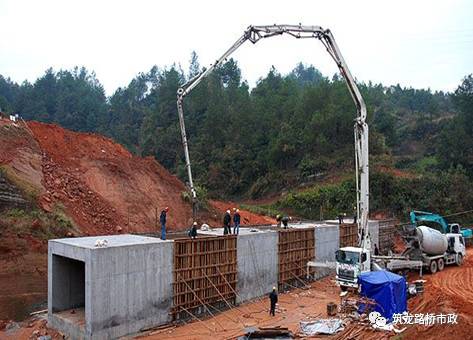 沉降缝可采用泡沫板施作,浇筑基础或墙身时可"跳节"施工,以便沉降缝处