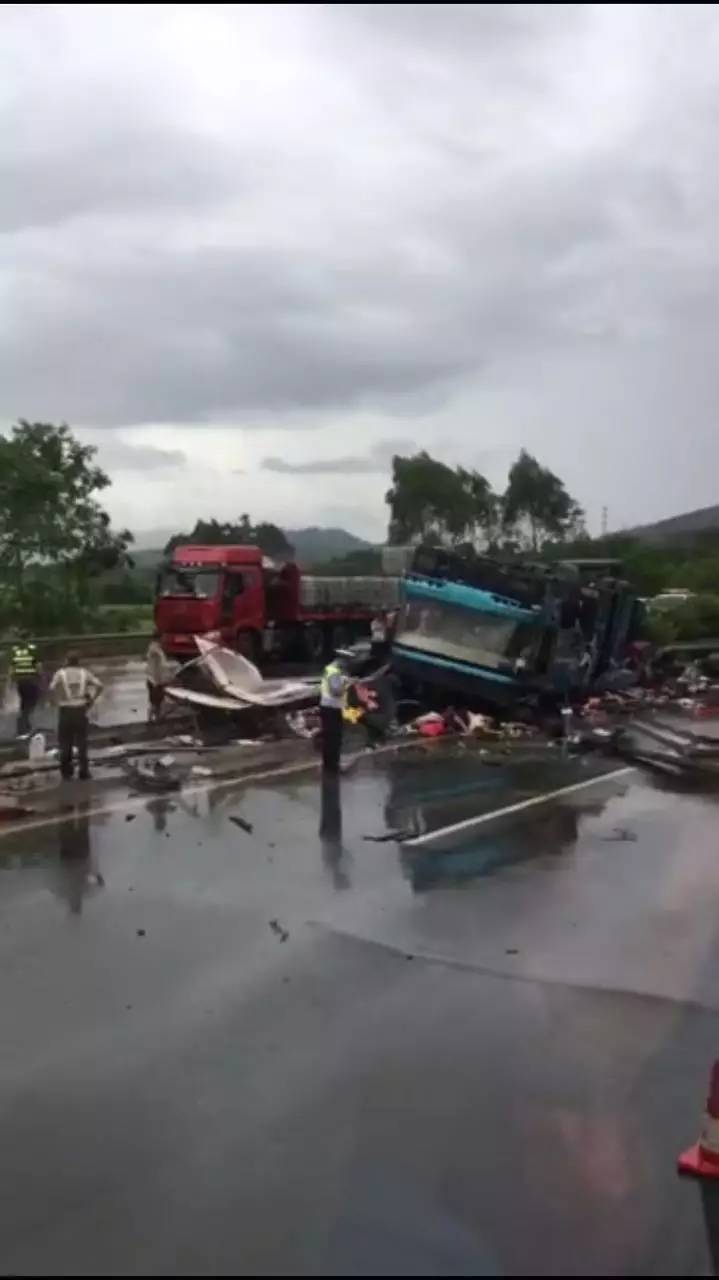 广河高速龙门段发生重大交通事故 受伤30人死亡19人