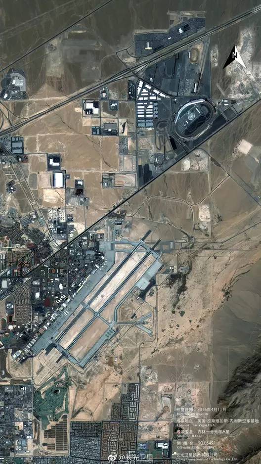 照片中清晰可见军用机场的跑道,以及机场停放的战机.
