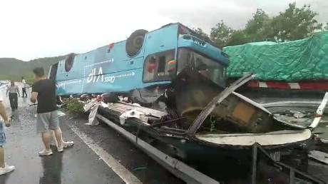 广河高速发生重大交通事故,致19人死亡,往河源方向道路已封闭,路过的