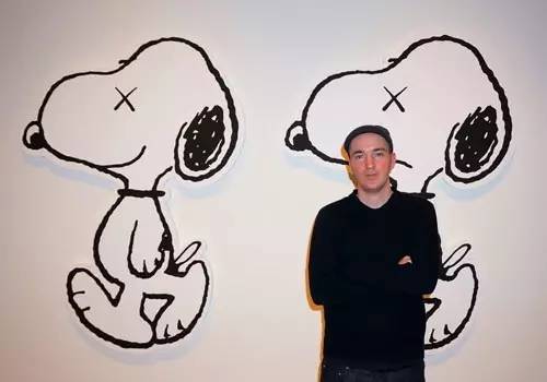 kaws:介于纯艺和全球商业潮流之间的"潮人"艺术家