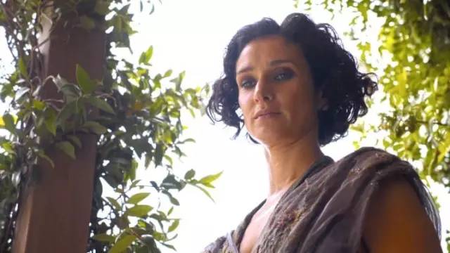 olenna tyrell 年纪稍长不大可能直面危险,但艾拉莉亚·沙德就说不好