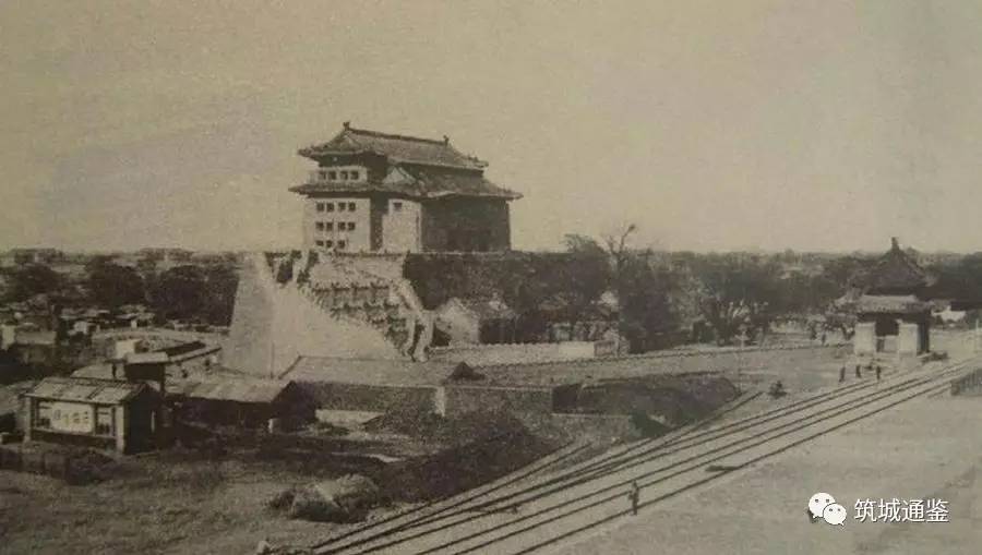 1915年修建环城铁路时拆除瓮城后的德胜门城楼东北侧