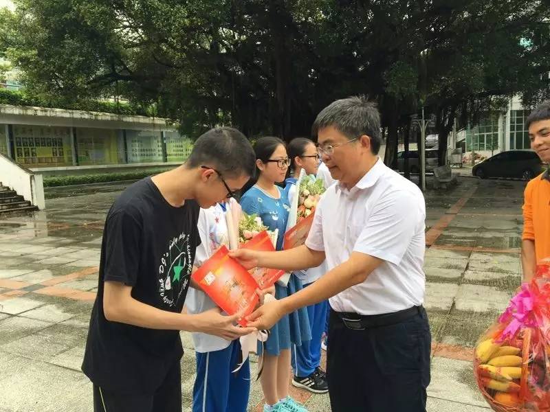 阳江市实验学校陈宗焕校长(右二)等领导和优秀学生