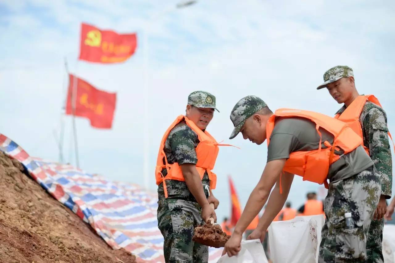 港口街镇组织民兵防洪抢险演练