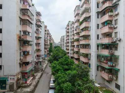 棠德花园小区外景,房源位于a区,既然是顶楼,那肯定有天台花园补偿补偿