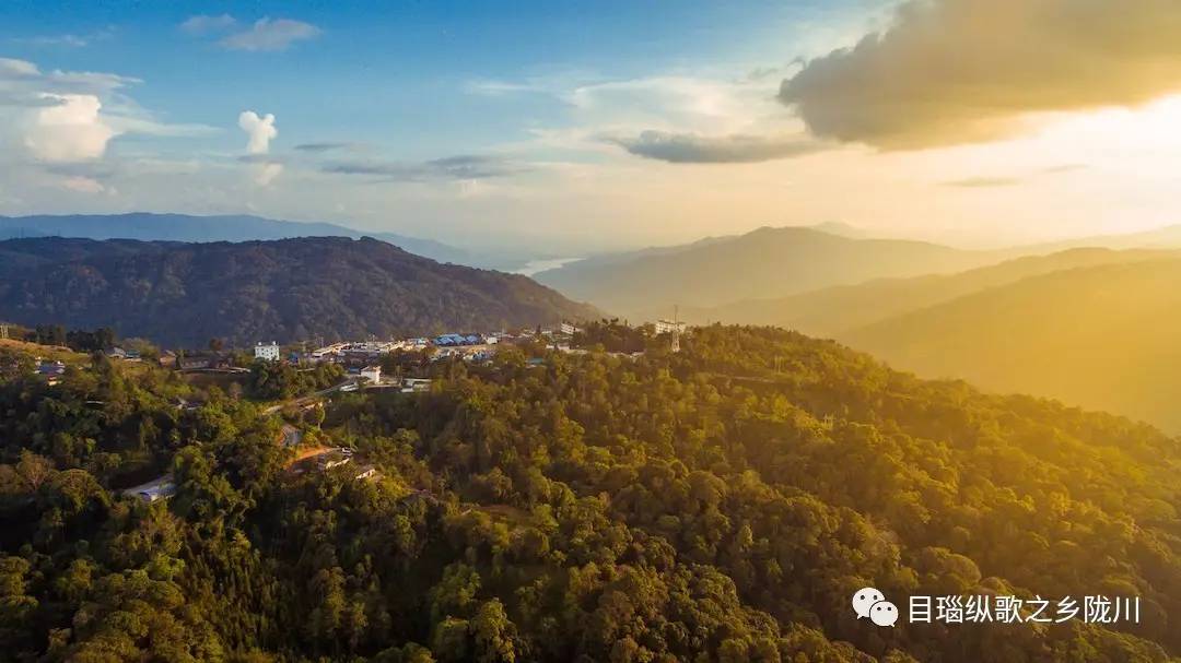 一片柳叶 吹成曲 成了婉转的情 藏在大山深处的彪悍 抚育了穆然早乐东