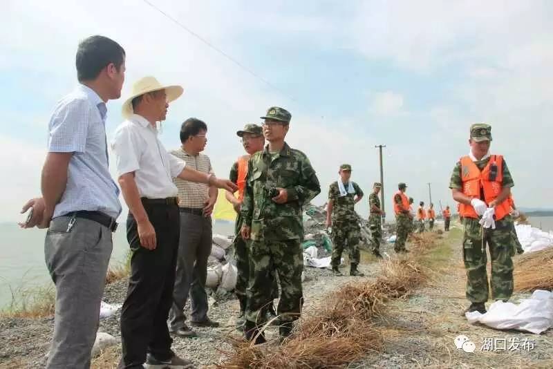 县政府副县长,城区排涝防灾救灾指挥部指挥长卢伟俊在检查指导工作