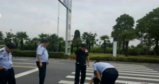 如皋一路口发生车祸,中年妇女骑电瓶车撞死人还逃逸!