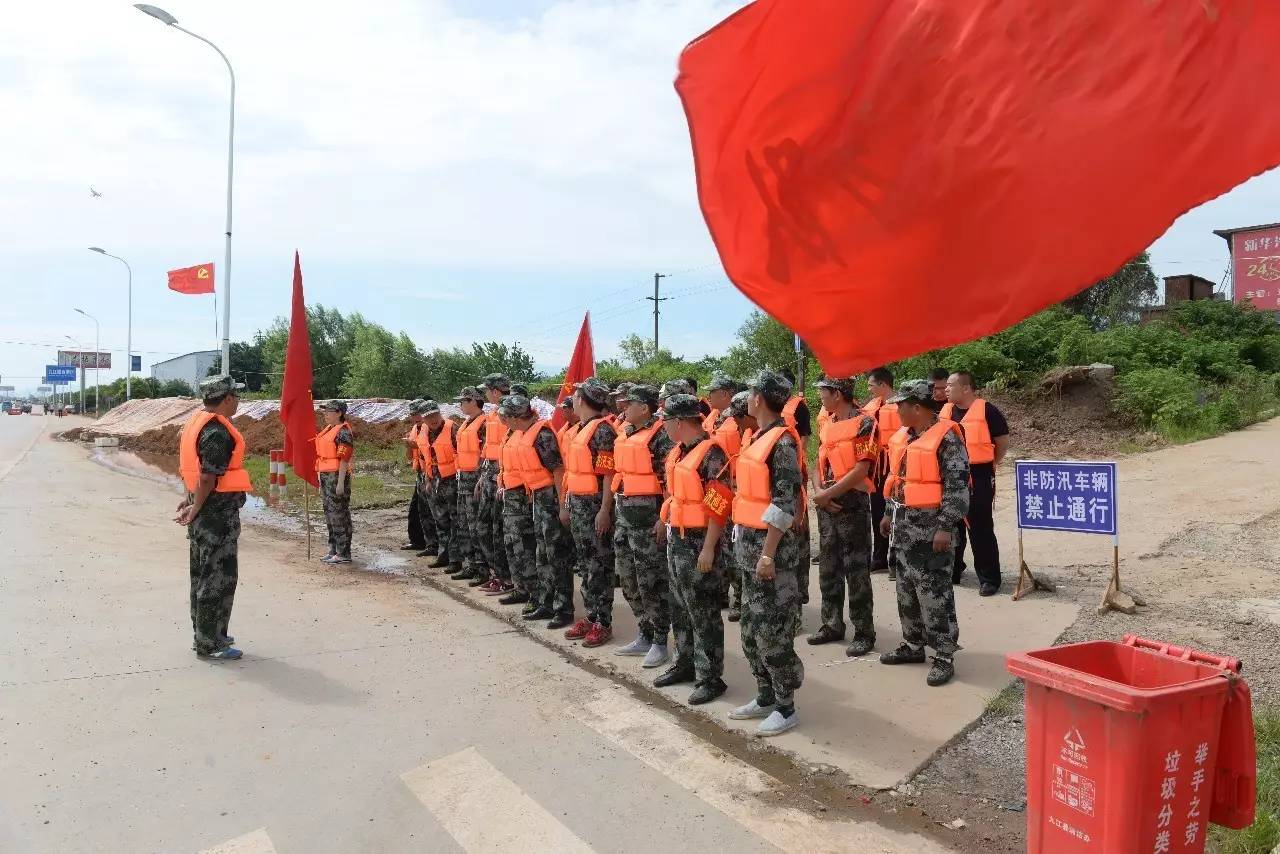 港口街镇组织民兵防洪抢险演练