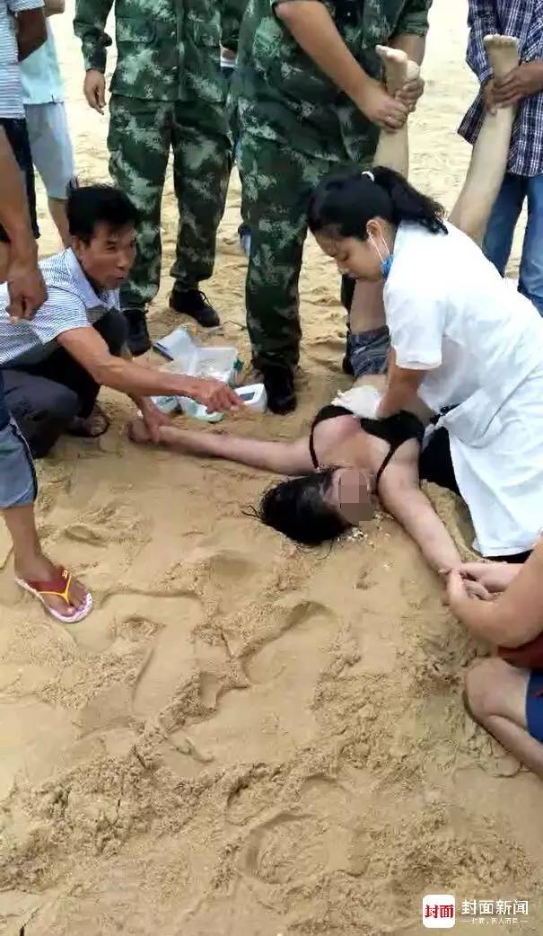 救援人员正在抢救溺水者新浪广东阳江封面新闻讯(记者 熊浩然)7月8日