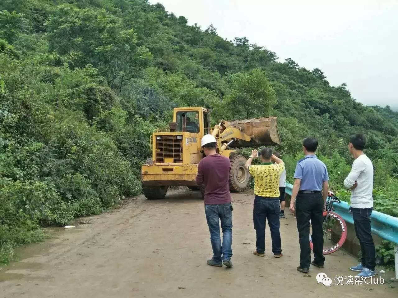 关岭遭强降雨袭击,县城部分路段受损,车辆受困,进出关岭的重要提示你