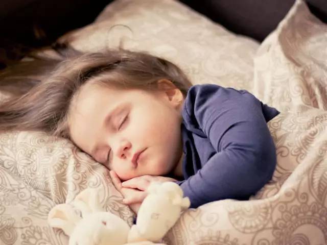 让宝宝这样睡觉,不仅有利于睡眠,更有利于长高