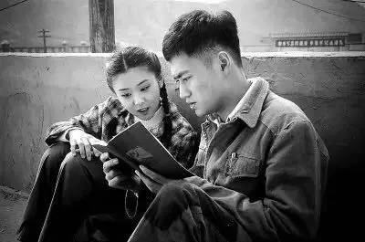 《平凡的世界》中的孙少平,出生在陕北农村穷苦人家的孩子,背负着家庭