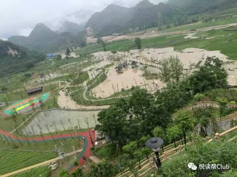 关岭遭强降雨袭击,县城部分路段受损,车辆受困,进出关岭的重要提示你