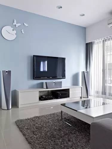 电视墙全面以蓝色系纯净展现,搭配纯白的蝴蝶造型立体时钟,简简单单却