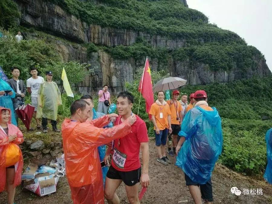 松桃甘龙玛瑙山登山大赛举行谁与登峰