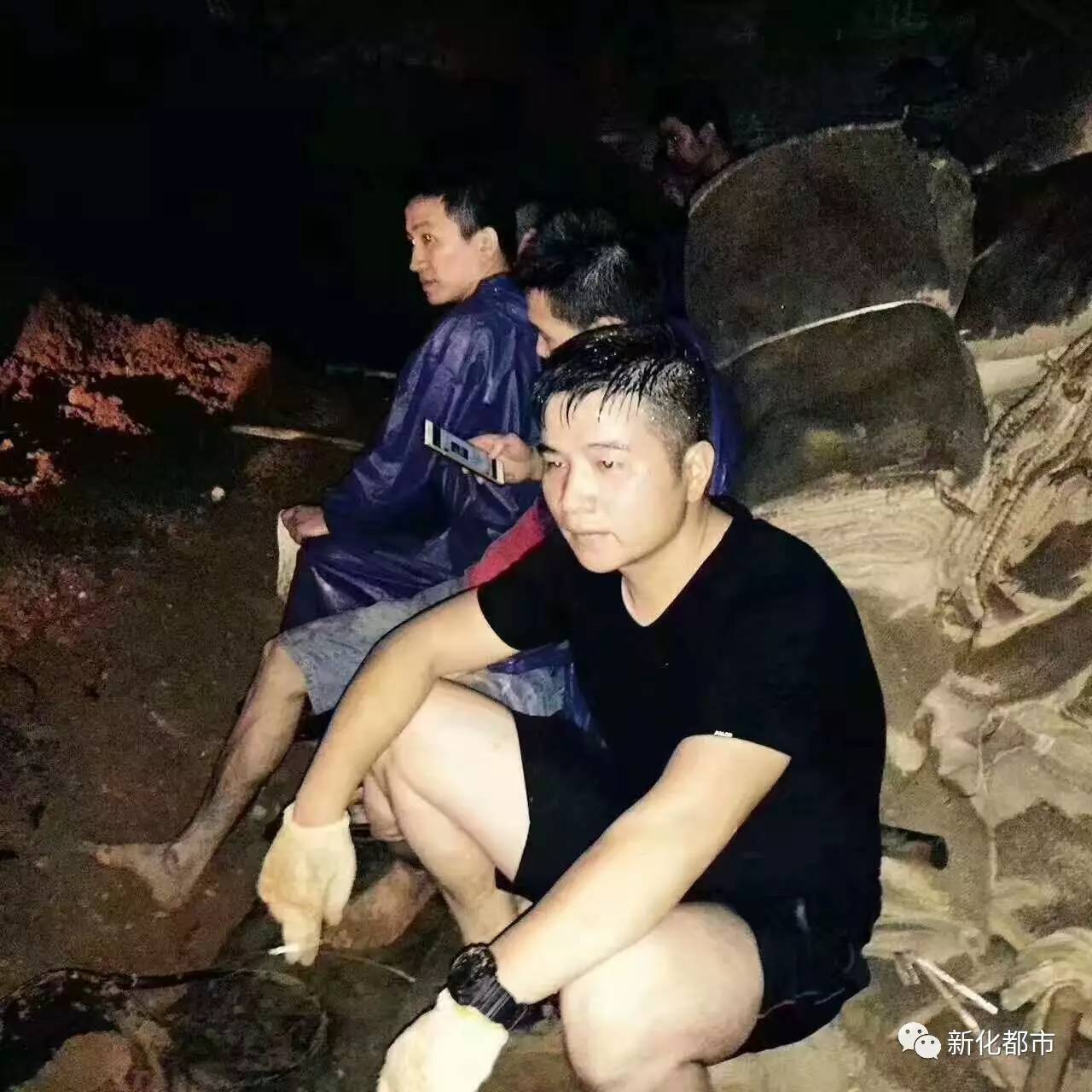 新化人请记住梅堤那一夜!洪峰平稳过境县城安稳如山他们却.