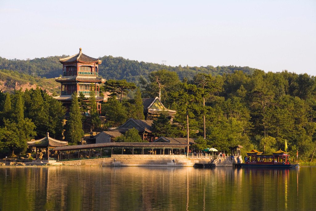 河北承德避暑山庄导游词最新 承德避暑山庄简介问:承德避暑山庄的介绍