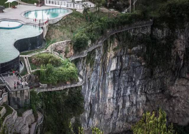 景区——朱砂古镇,以山地工业文明为主题的矿山怀旧小镇,千米玻璃栈道