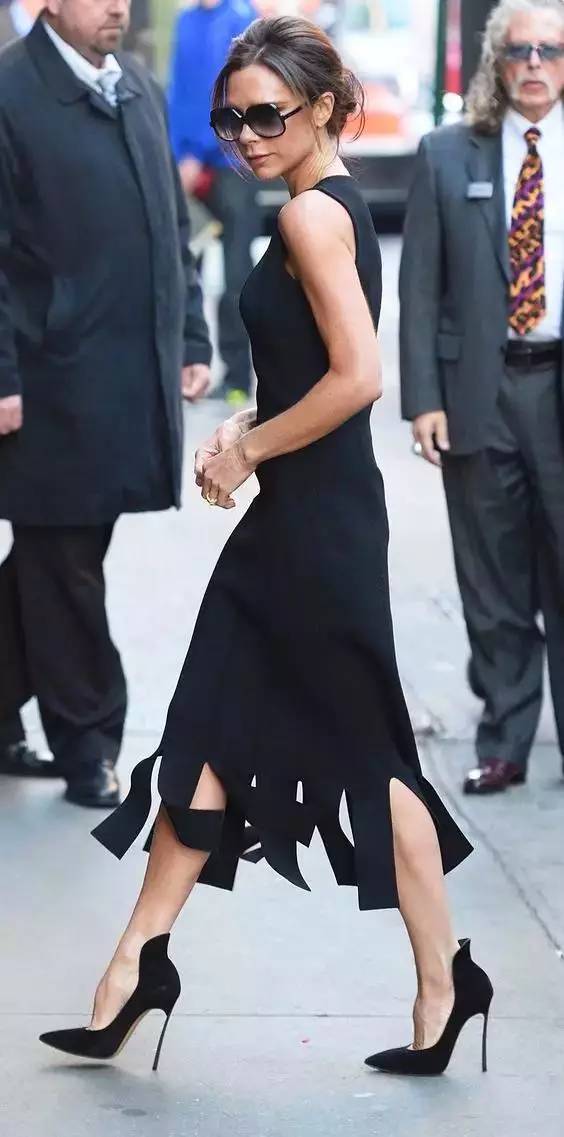 小黑裙怎样穿才优雅？学学这个43岁，身高163的女人！
