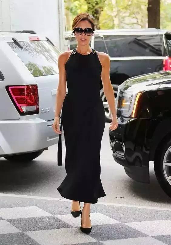 小黑裙怎样穿才优雅？学学这个43岁，身高163的女人！