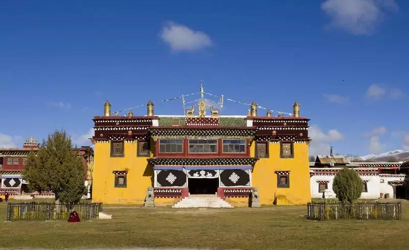 惠远寺,寺门正中高悬清世宗钦赐"惠远寺"巨大镏金匾额.