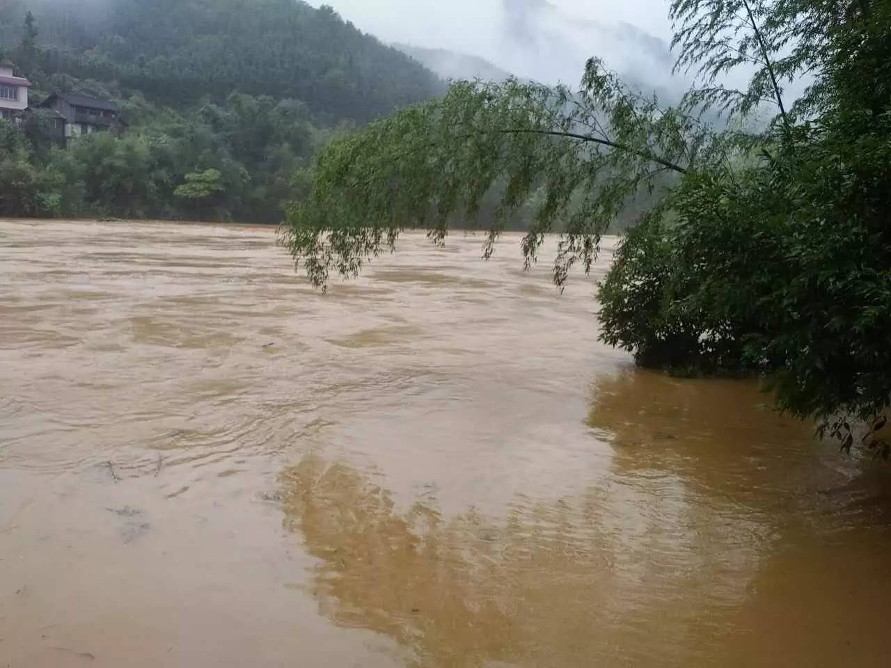 融水三江一夜暴雨过后山区多地爆发山洪建筑道路受损