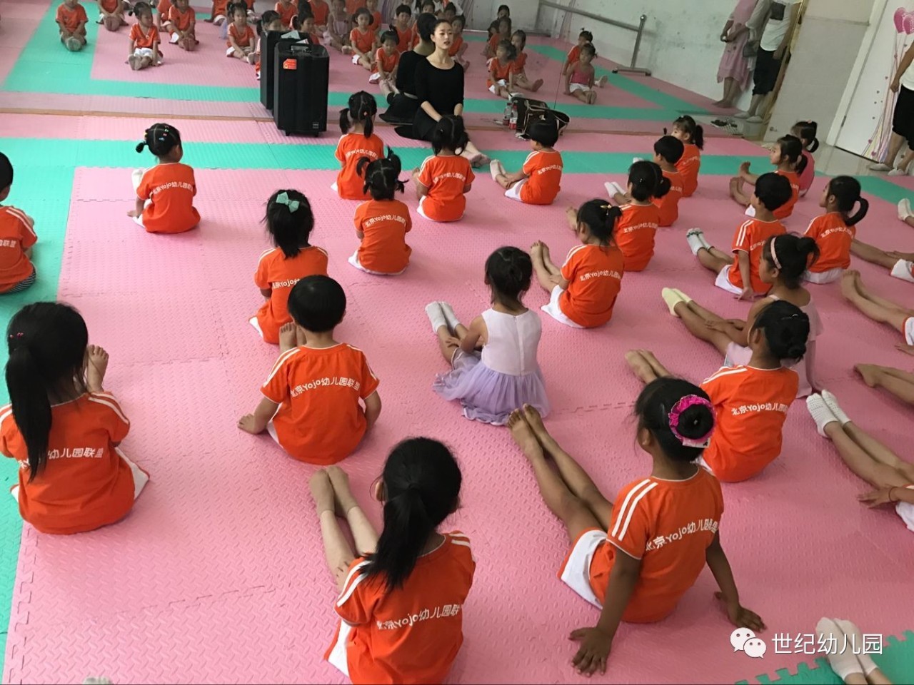 孩子们把鞋子都摆的整整齐齐的,走进舞蹈室孩子们不停地看周围,这里的