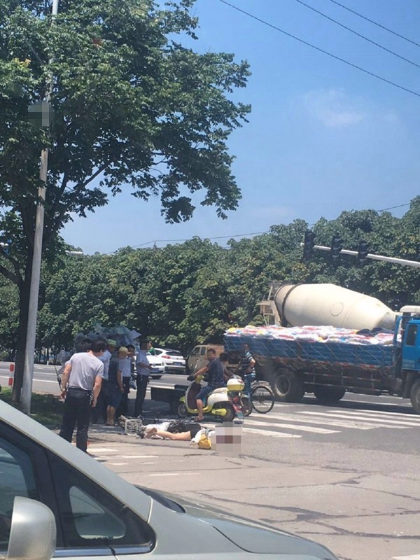 金坛电厂桥十字路口发生惨烈车祸!女子头部被碾压身亡!