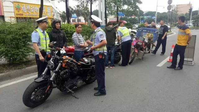 "陈女士说:"至少在繁华地区不该允许摩托车上路,特别是在番禺市桥,老