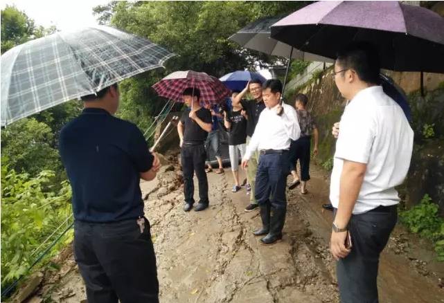 7月11日,从江县委书记张广渊在西山镇一线查看指导抢险救灾.