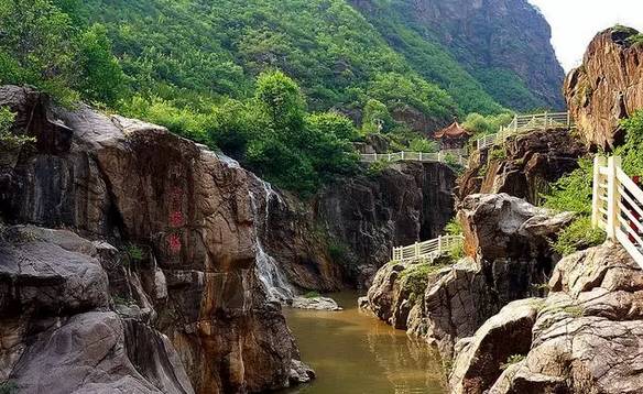 公路(八达岭高速公路)到延庆城区,往龙庆峡方向,走香龙路旅游专线(或