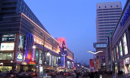 百度旅游上榜理由:重庆路是长春的王牌金街,繁华,热闹,是年轻人逛街的