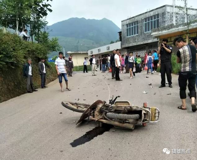 镇雄场坝岳家沟路段发生车祸,摩托车把越野车撞得面目全非『附:现场