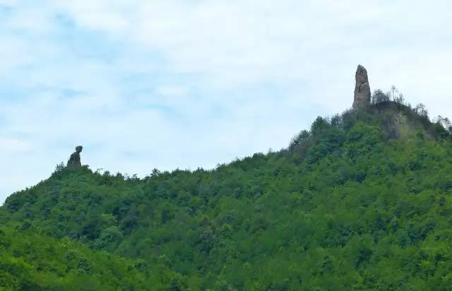 姑妇岩,俗称婆媳岩,在仙都主景区入口处水南的子母山上.