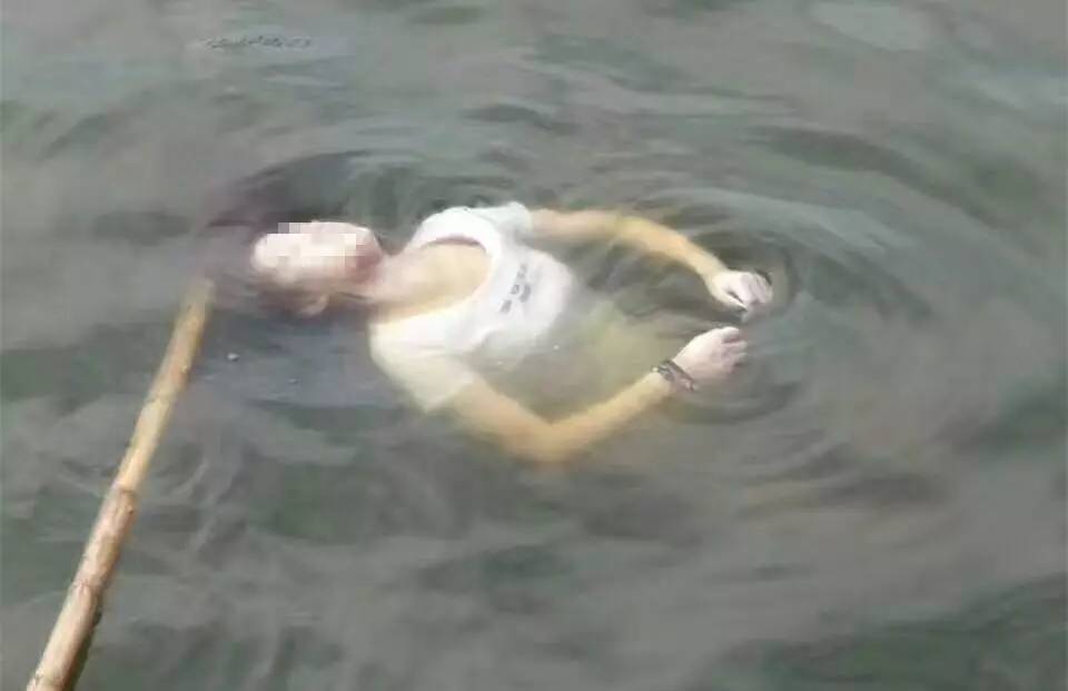 在南湖捞杂草的人发现湖中漂着一具年轻女尸,随即报警
